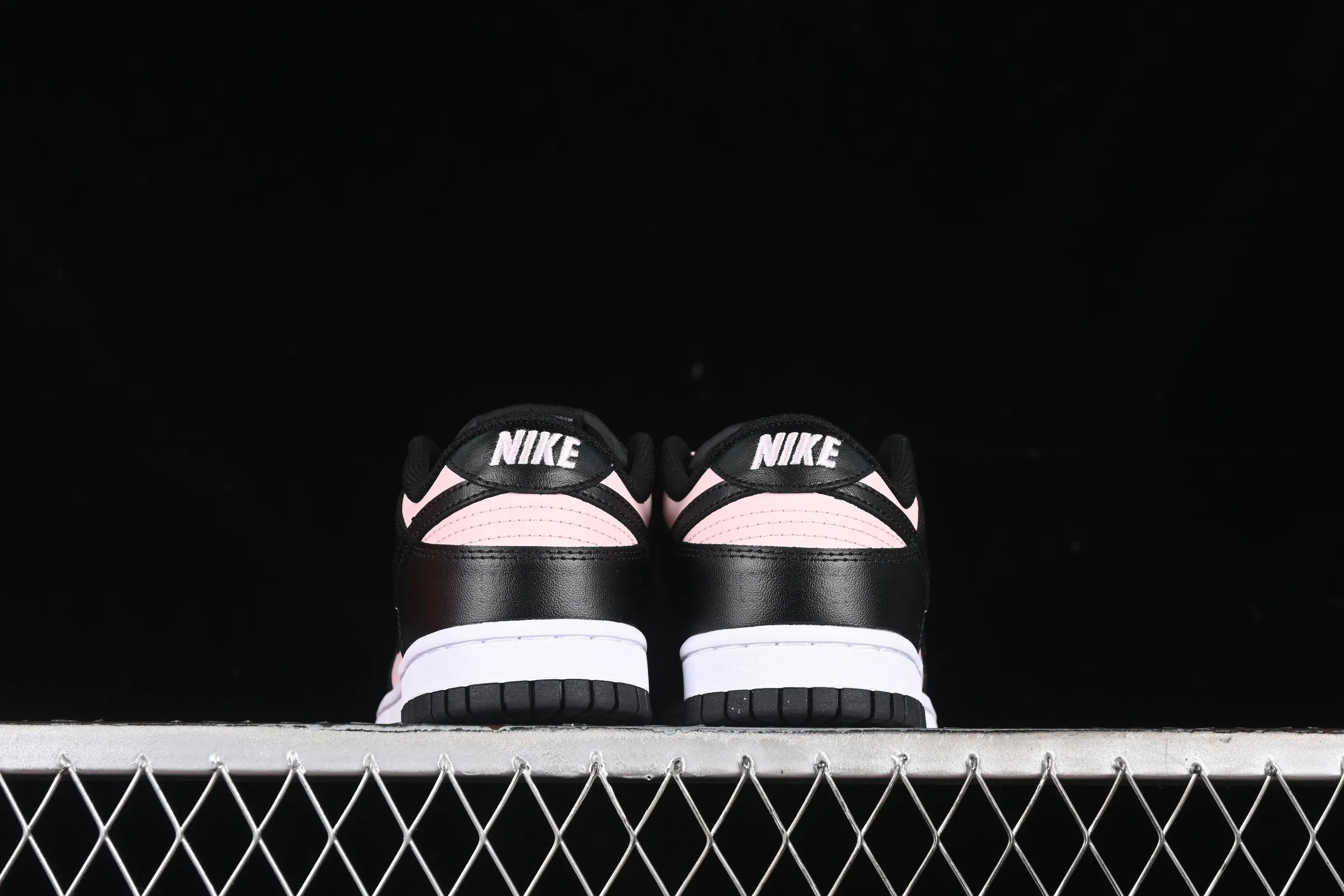 All categories Nk SB Dunk series Nk SB Dunk Low low-top sneakers Nk SB Dunk Low black and pink low-top casual sneakers CW1590-100